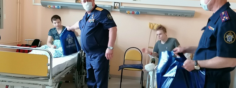Герой России Сергей Петров навестил наших пациентов в День защиты детей 